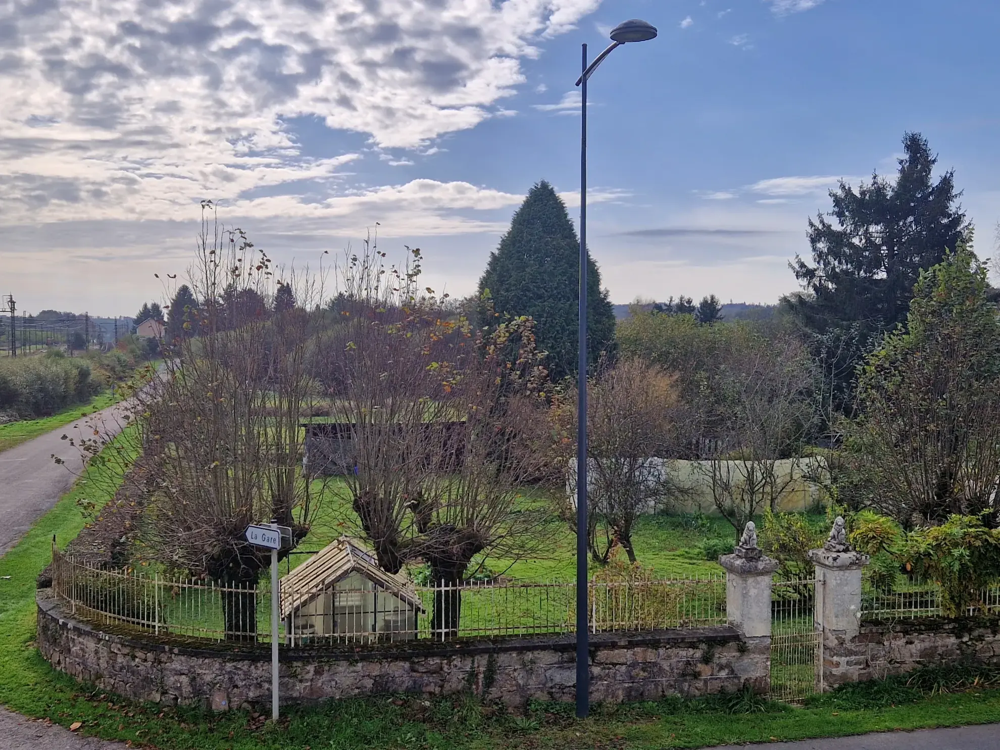 Maison en pierres avec extérieur cosy à Masseret, 4 chambres, jardin et accès facile 