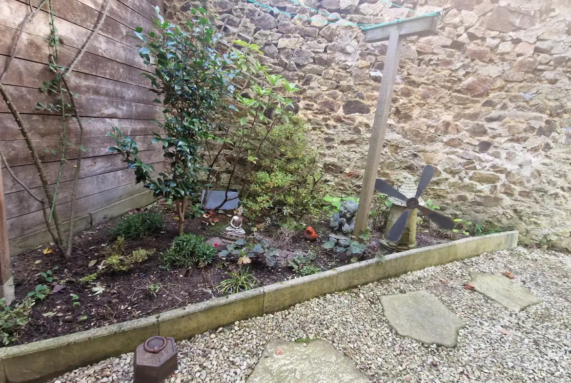 Maison en pierres avec extérieur cosy à Masseret, 4 chambres, jardin et accès facile 