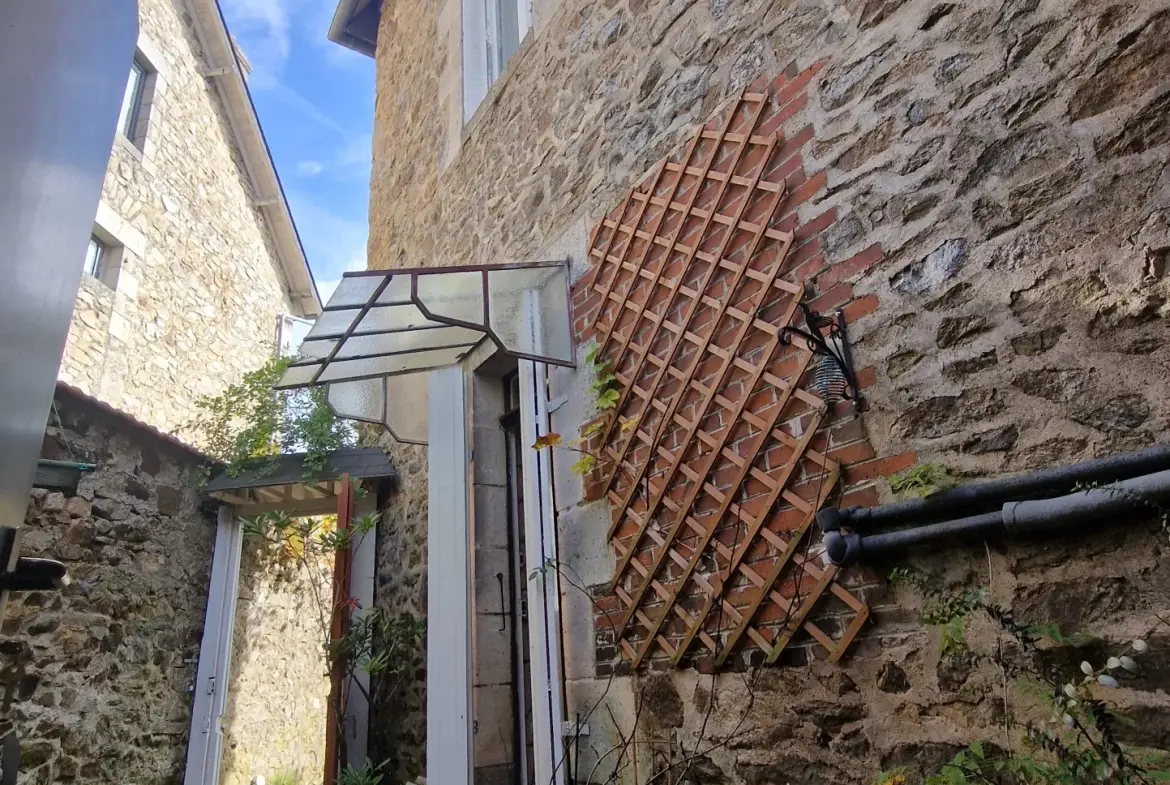 Maison en pierres avec extérieur cosy à Masseret, 4 chambres, jardin et accès facile 