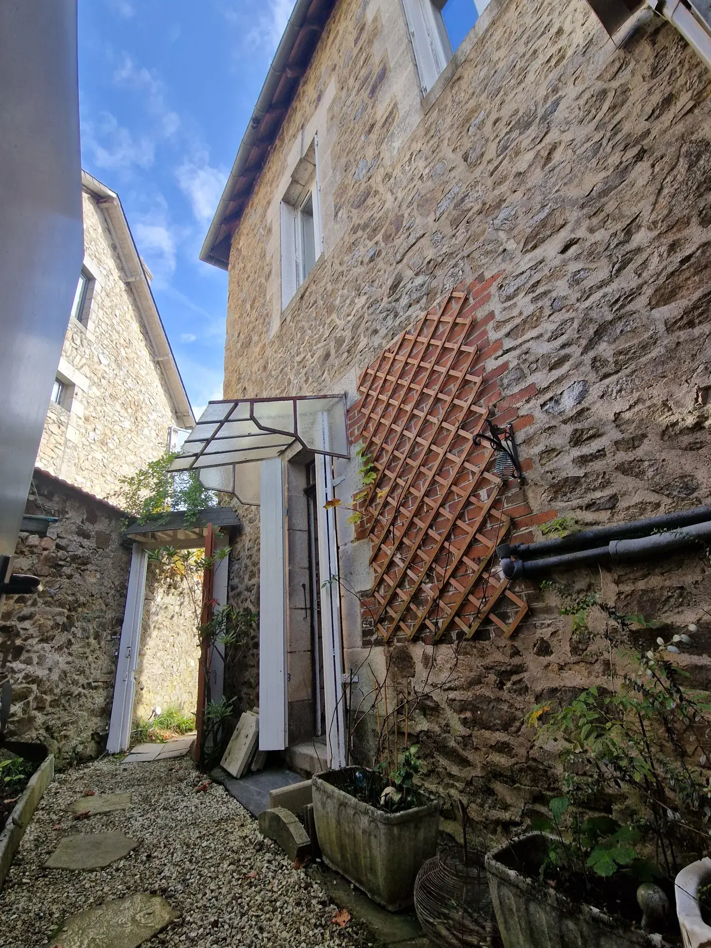 Maison en pierres avec extérieur cosy à Masseret, 4 chambres, jardin et accès facile 