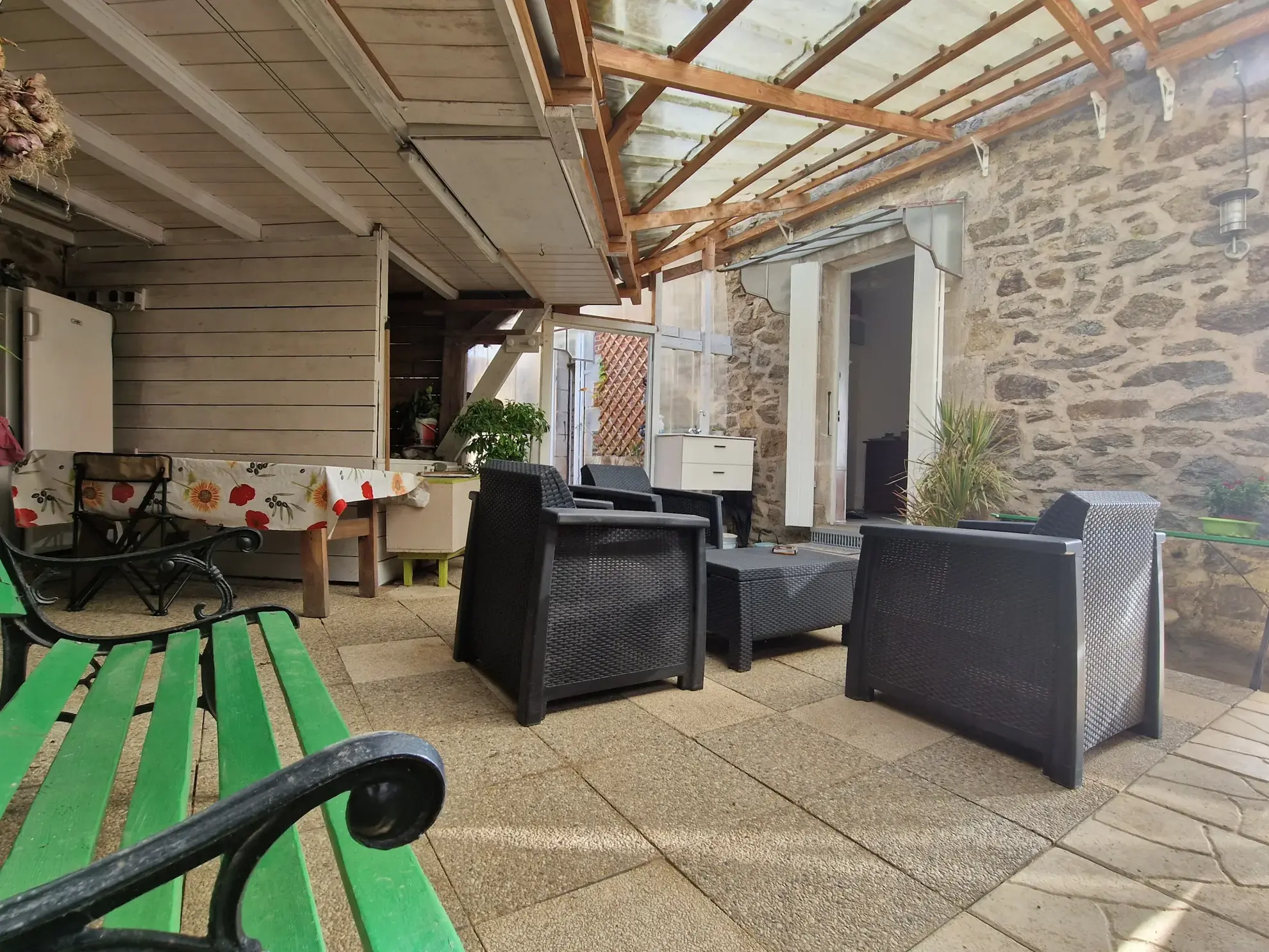 Maison en pierres avec extérieur cosy à Masseret, 4 chambres, jardin et accès facile 