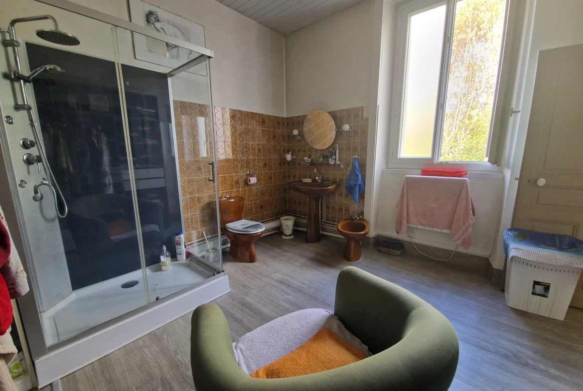 Maison en pierres avec extérieur cosy à Masseret, 4 chambres, jardin et accès facile 