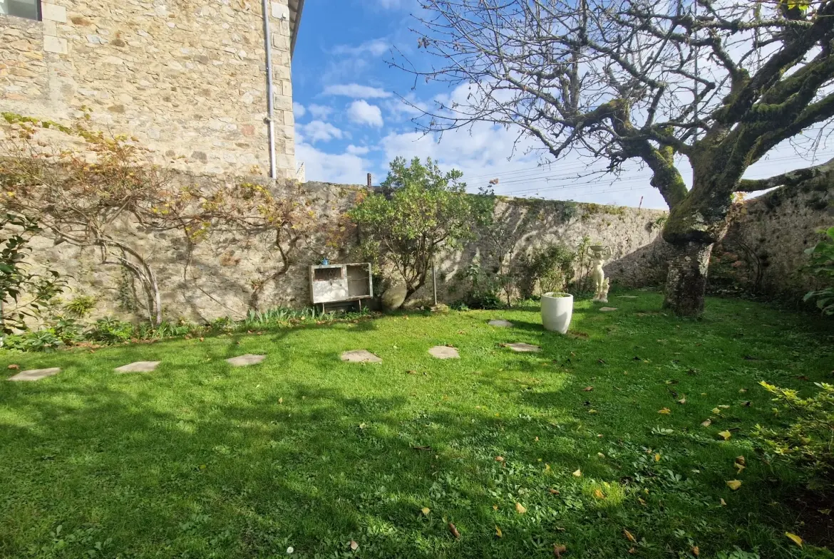 Maison en pierres avec extérieur cosy à Masseret, 4 chambres, jardin et accès facile 