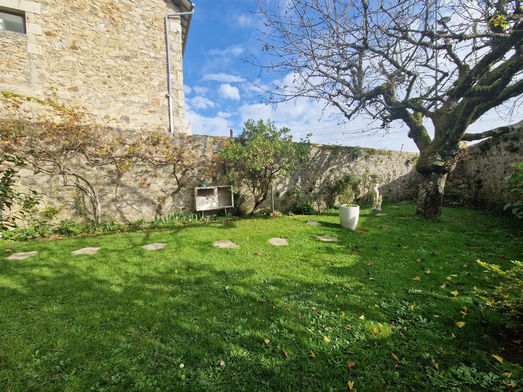 Maison en pierres avec extérieur cosy à Masseret, 4 chambres, jardin et accès facile 