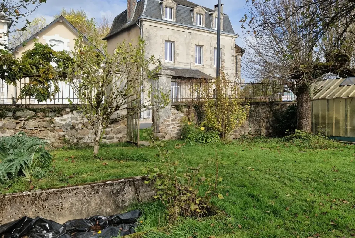 Maison en pierres avec extérieur cosy à Masseret, 4 chambres, jardin et accès facile 
