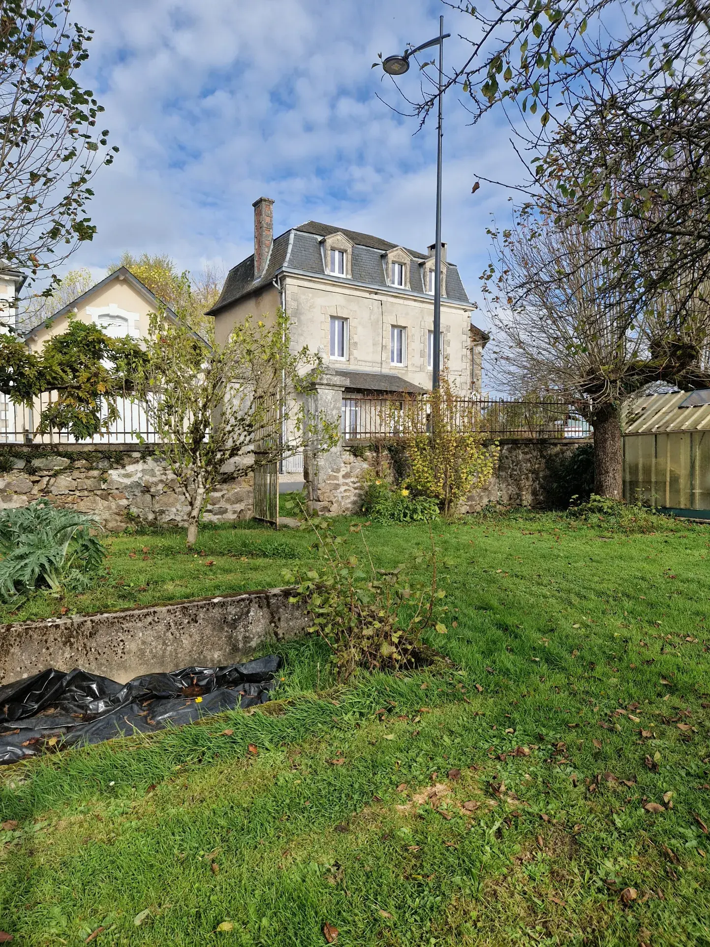 Maison en pierres avec extérieur cosy à Masseret, 4 chambres, jardin et accès facile 