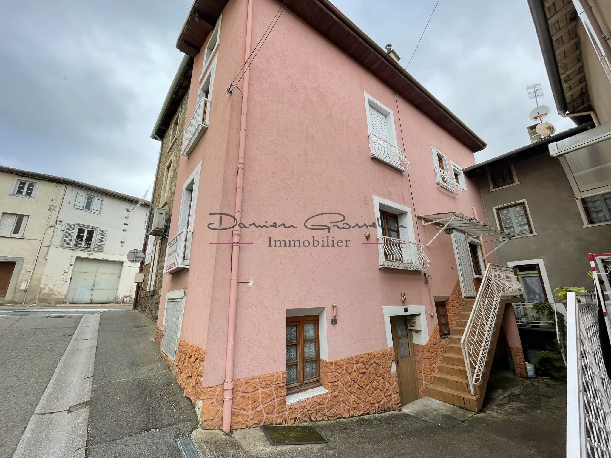 Maison de village à Cublize avec séjour, 2 chambres et sous-sol – Opportunité à ne pas manquer 