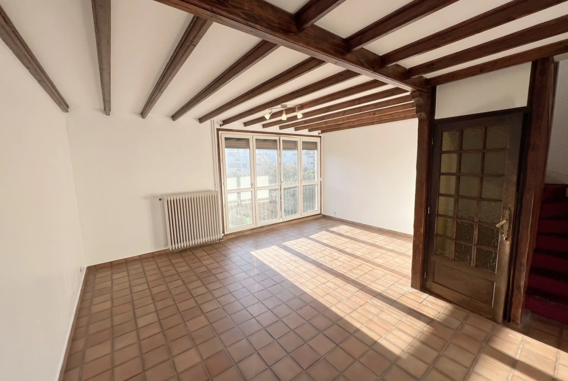 Maison à vendre à Pontault-Combault proche RER E avec 4 chambres et jardin 