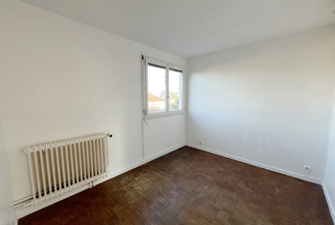 Maison à vendre à Pontault-Combault proche RER E avec 4 chambres et jardin 