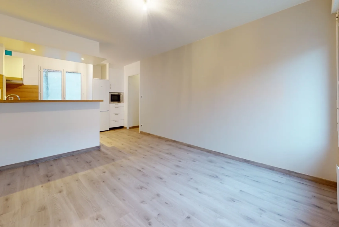 Appartement 2 pièces rénové avec cuisine équipée sur la place des Halles à Dijon 