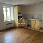 Maison de village avec deux appartements et jardin au centre de Villarodin Bourget