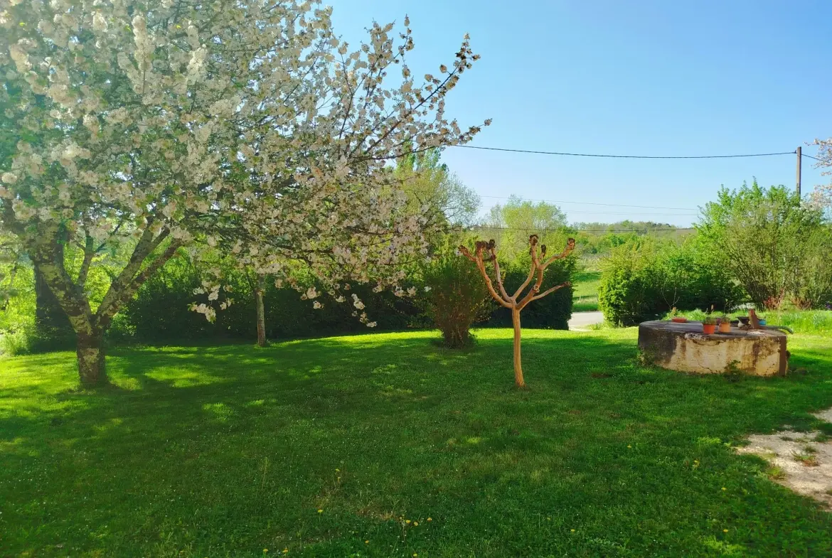 Maison avec dépendance et terrain de 3024 m² à Ste Radegonde, calme et exposée sud 