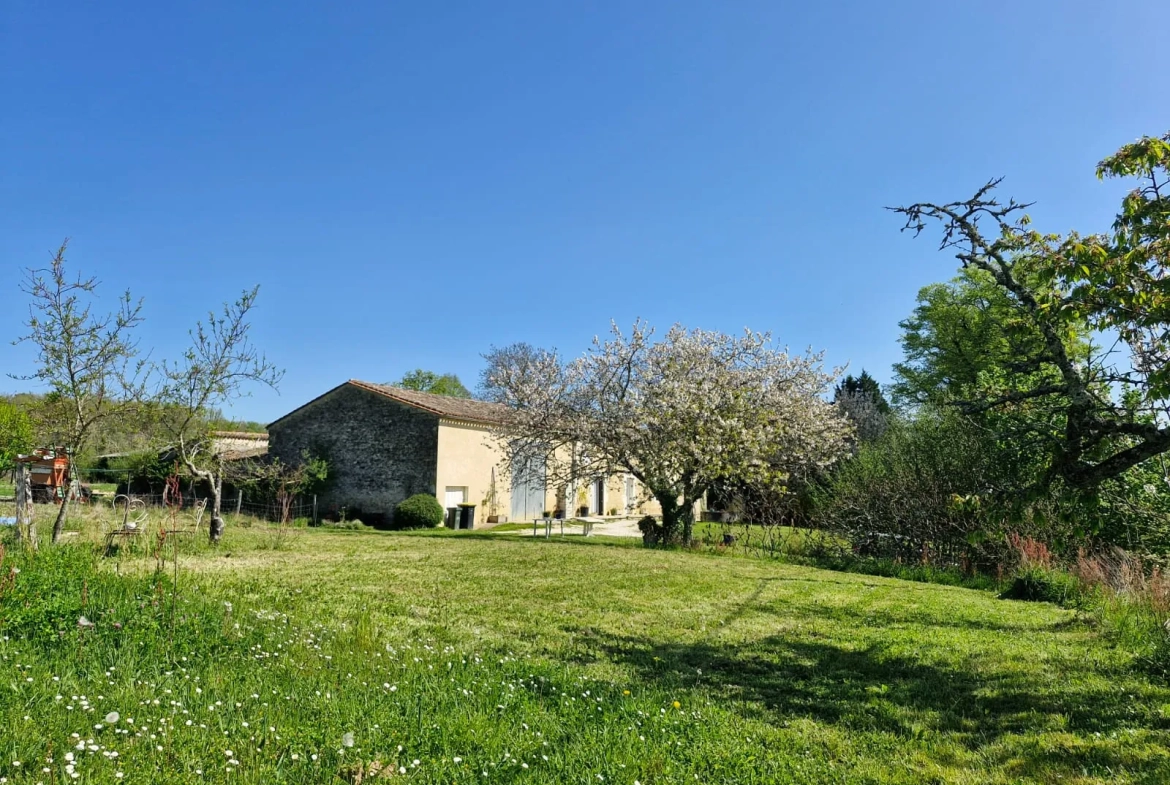 Maison avec dépendance et terrain de 3024 m² à Ste Radegonde, calme et exposée sud 