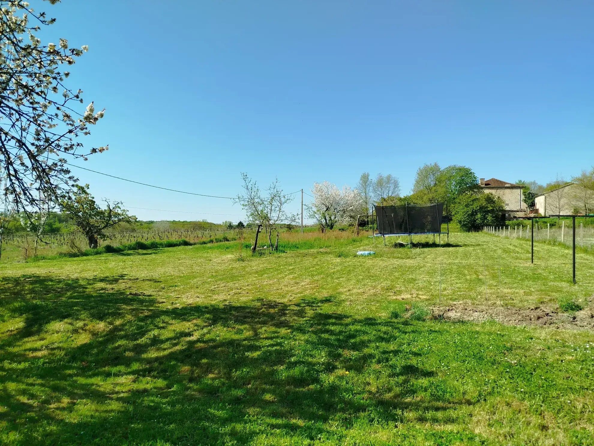 Maison avec dépendance et terrain de 3024 m² à Ste Radegonde, calme et exposée sud 