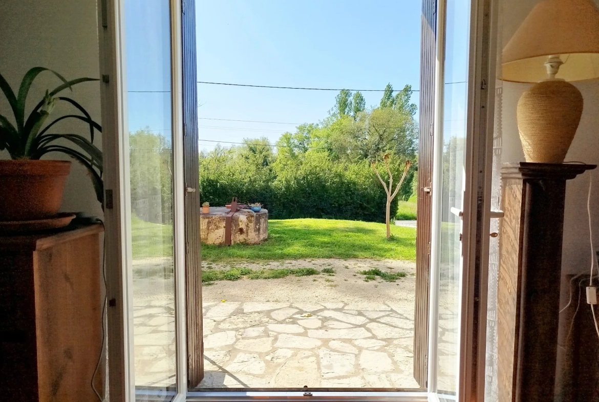 Maison avec dépendance et terrain de 3024 m² à Ste Radegonde, calme et exposée sud 