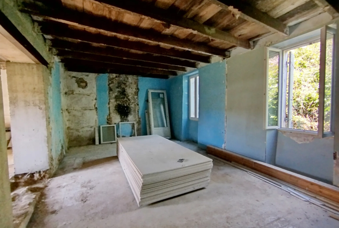 Maison avec dépendance et terrain de 3024 m² à Ste Radegonde, calme et exposée sud 