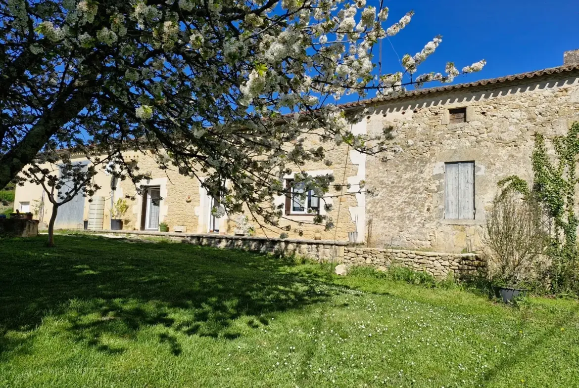Maison avec dépendance et terrain de 3024 m² à Ste Radegonde, calme et exposée sud 