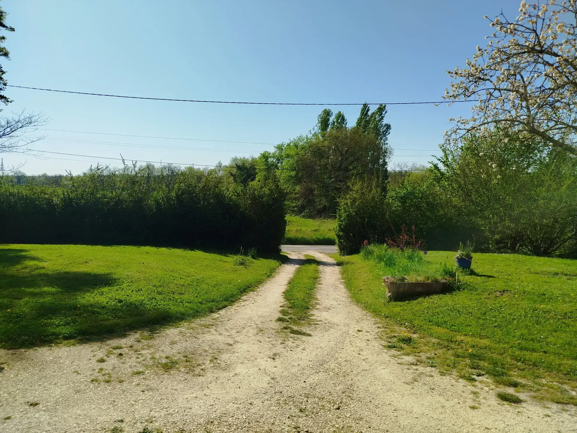 Maison avec dépendance et terrain de 3024 m² à Ste Radegonde, calme et exposée sud 