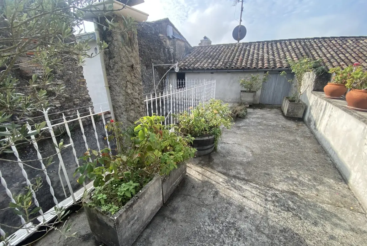 Immeuble de ville de 250 m² avec terrasse et local commercial à La Réole 