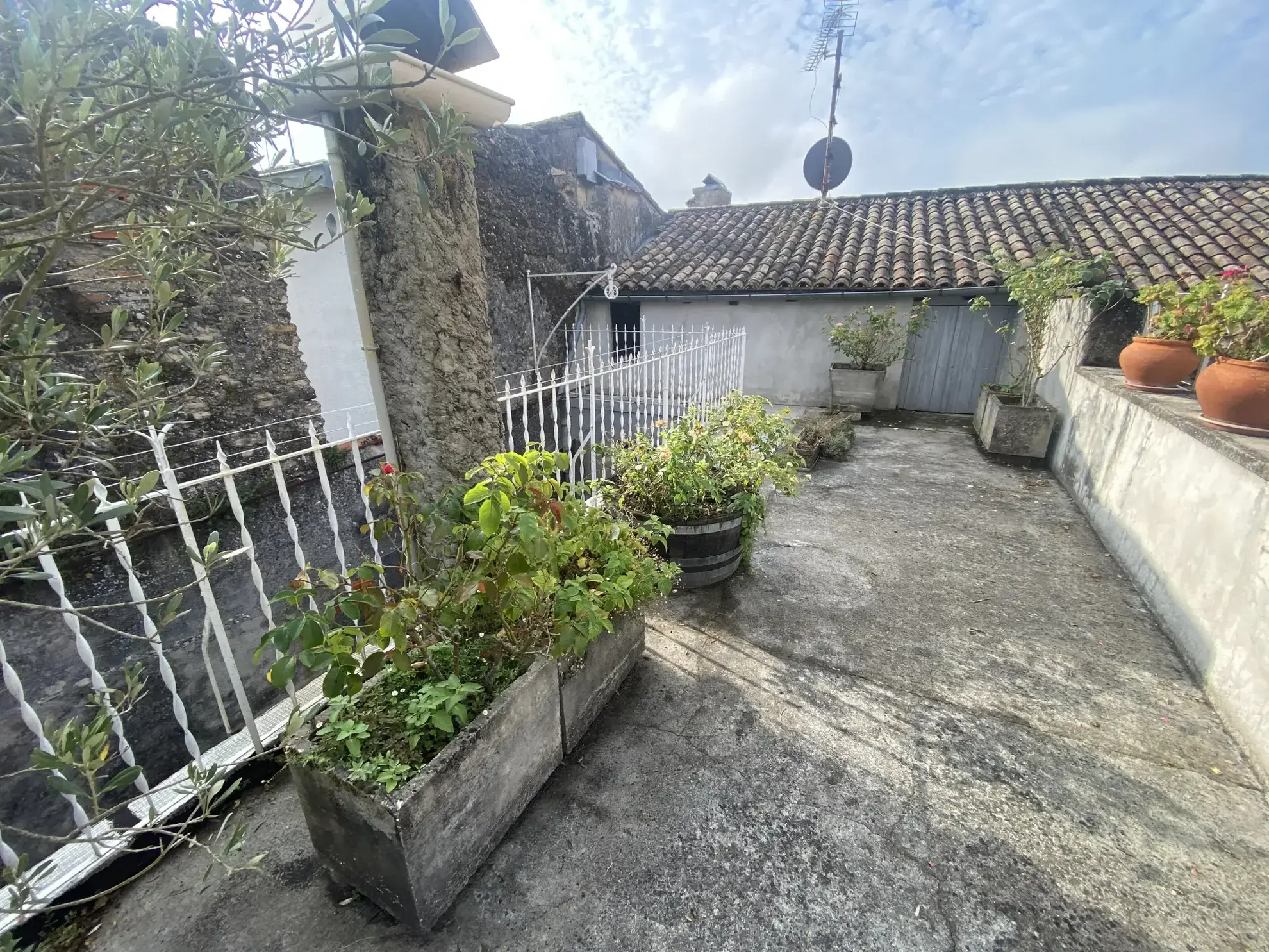 Immeuble de ville de 250 m² avec terrasse et local commercial à La Réole 