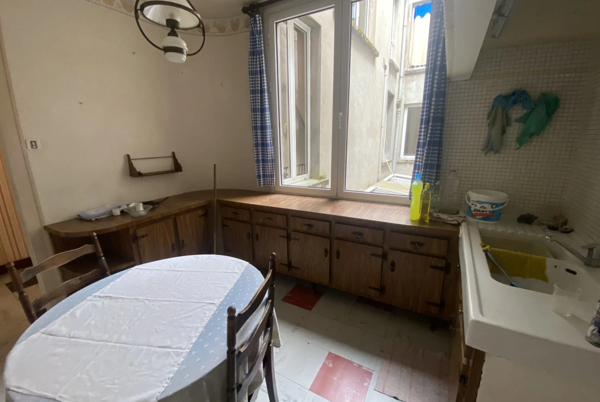 Immeuble de ville de 250 m² avec terrasse et local commercial à La Réole 