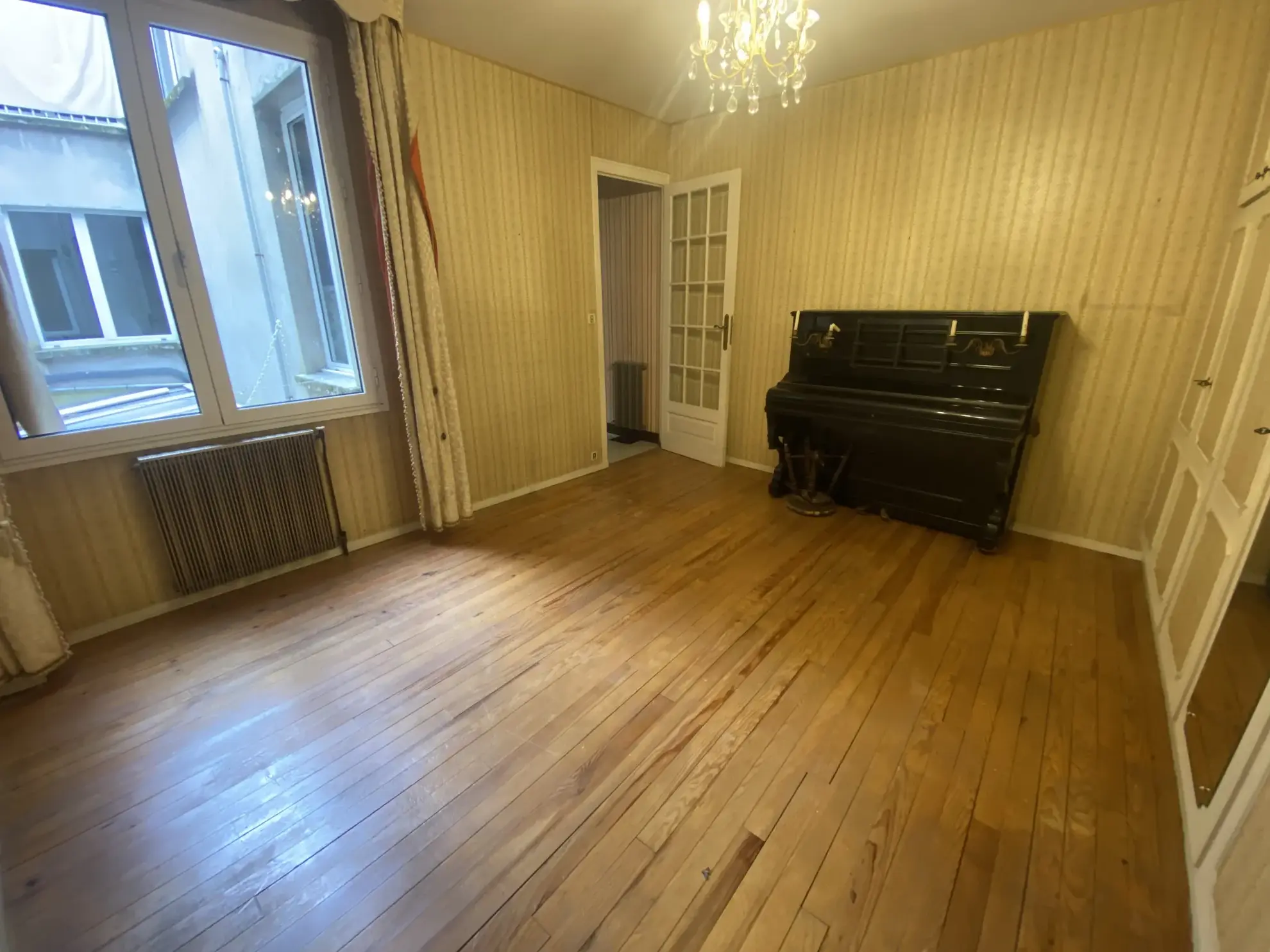 Immeuble de ville de 250 m² avec terrasse et local commercial à La Réole 