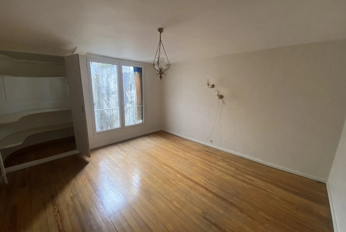 Immeuble de ville de 250 m² avec terrasse et local commercial à La Réole 
