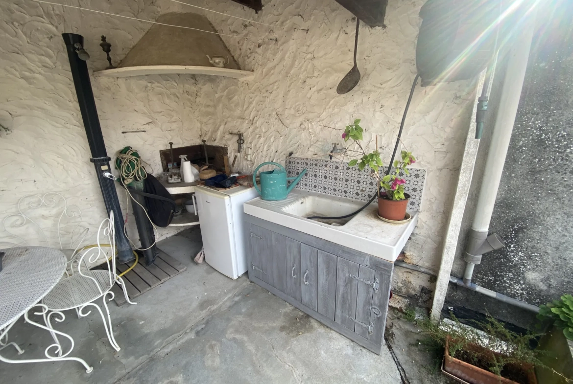 Immeuble de ville de 250 m² avec terrasse et local commercial à La Réole 