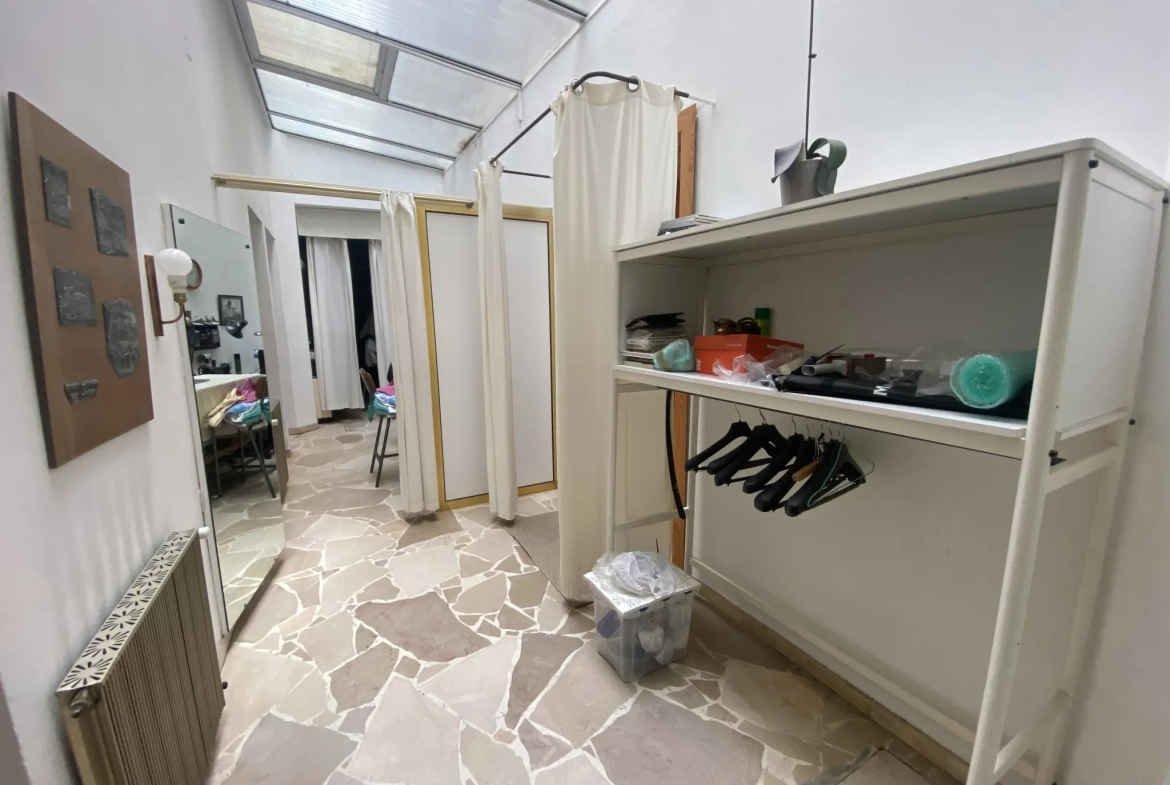 Immeuble de ville de 250 m² avec terrasse et local commercial à La Réole 