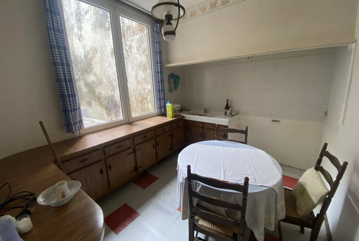 Immeuble de ville de 250 m² avec terrasse et local commercial à La Réole 