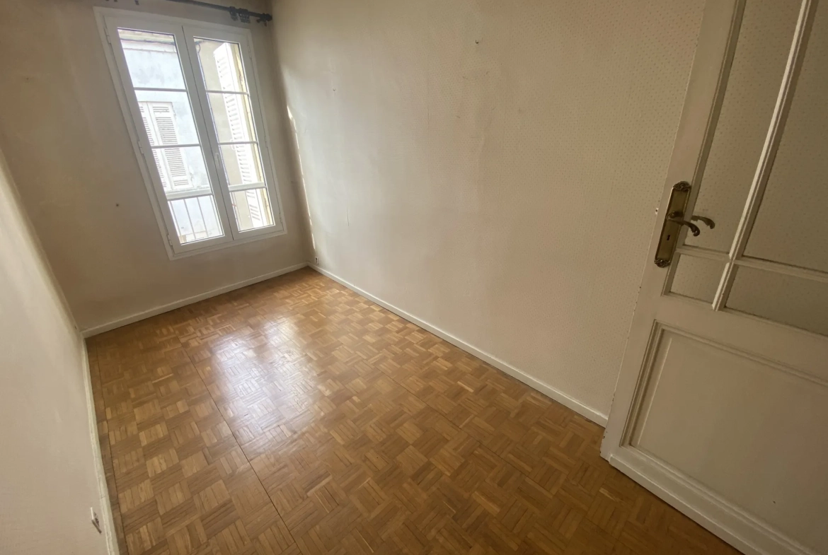 Immeuble de ville de 250 m² avec terrasse et local commercial à La Réole 