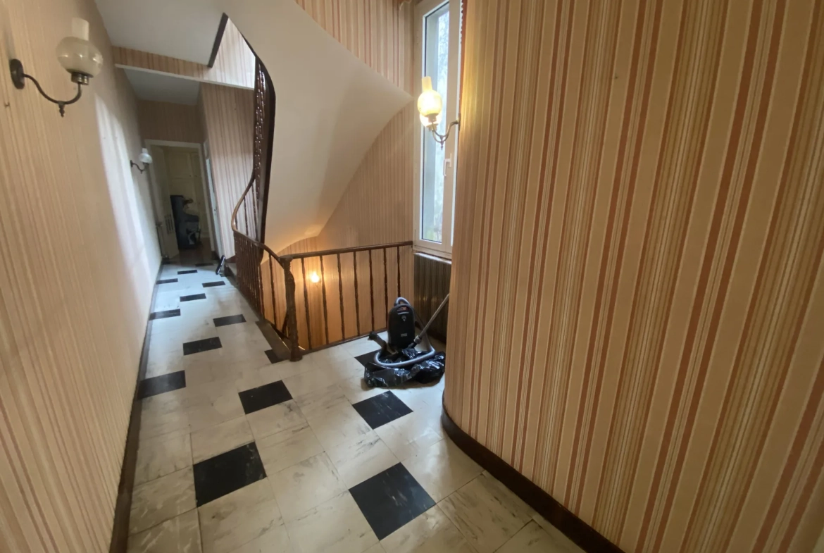 Immeuble de ville de 250 m² avec terrasse et local commercial à La Réole 