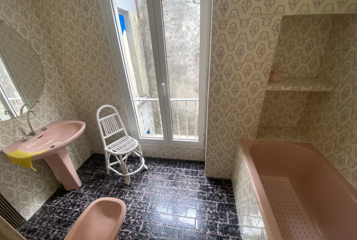 Immeuble de ville de 250 m² avec terrasse et local commercial à La Réole 