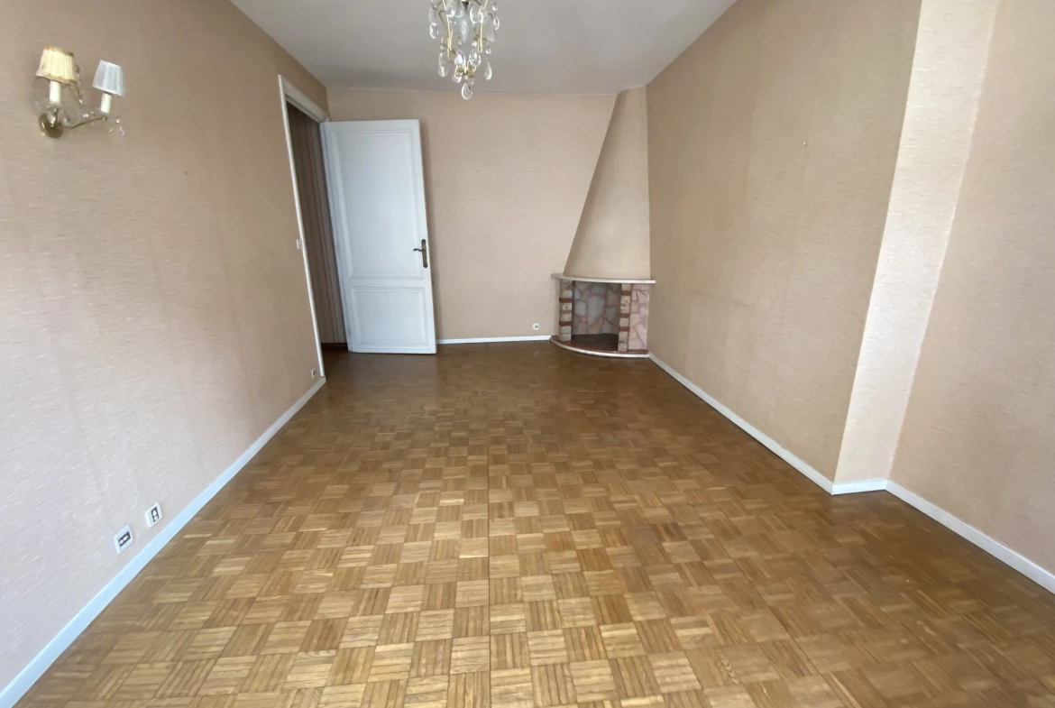 Immeuble de ville de 250 m² avec terrasse et local commercial à La Réole 