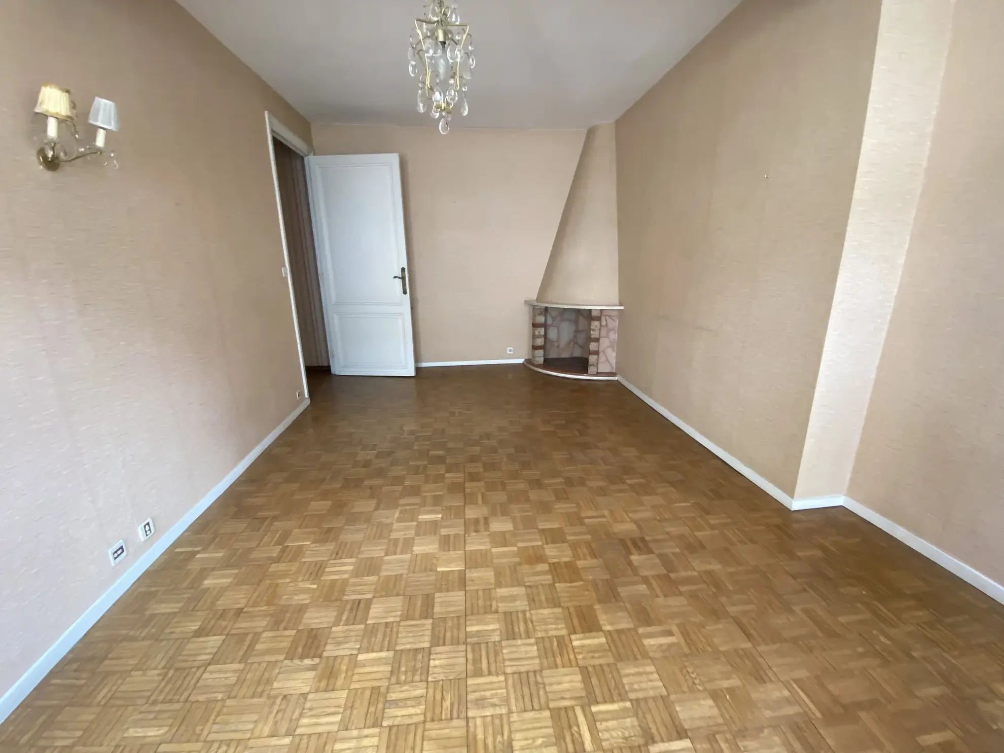 Immeuble de ville de 250 m² avec terrasse et local commercial à La Réole 