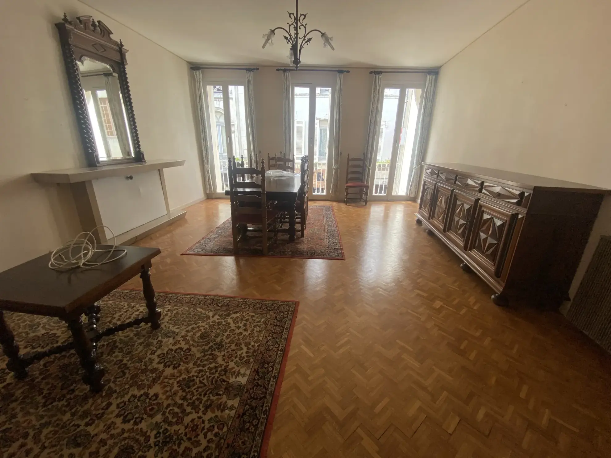 Immeuble de ville de 250 m² avec terrasse et local commercial à La Réole 
