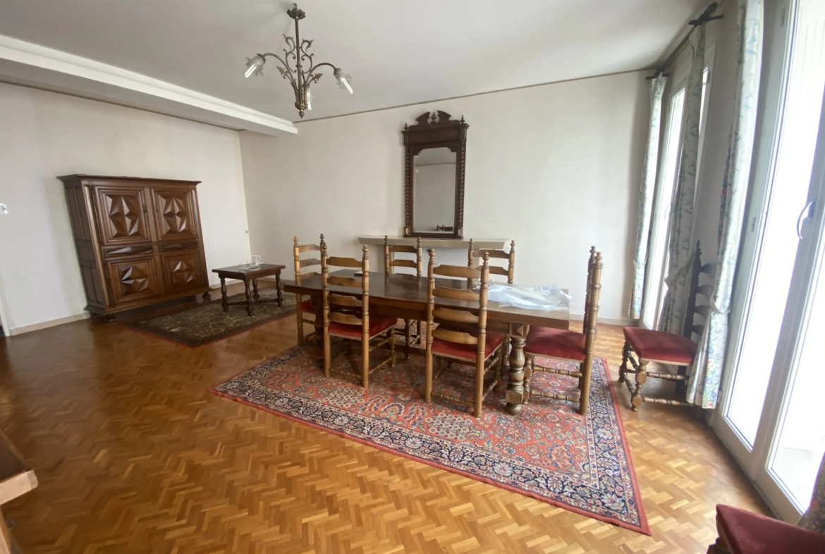Immeuble de ville de 250 m² avec terrasse et local commercial à La Réole 