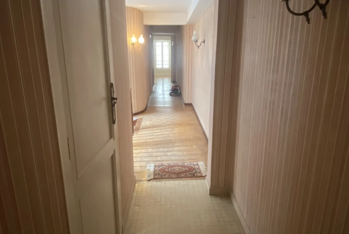 Immeuble de ville de 250 m² avec terrasse et local commercial à La Réole 