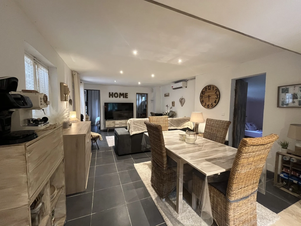 Parcelle constructible de 2161 m² à Vidauban avec maison à rénover