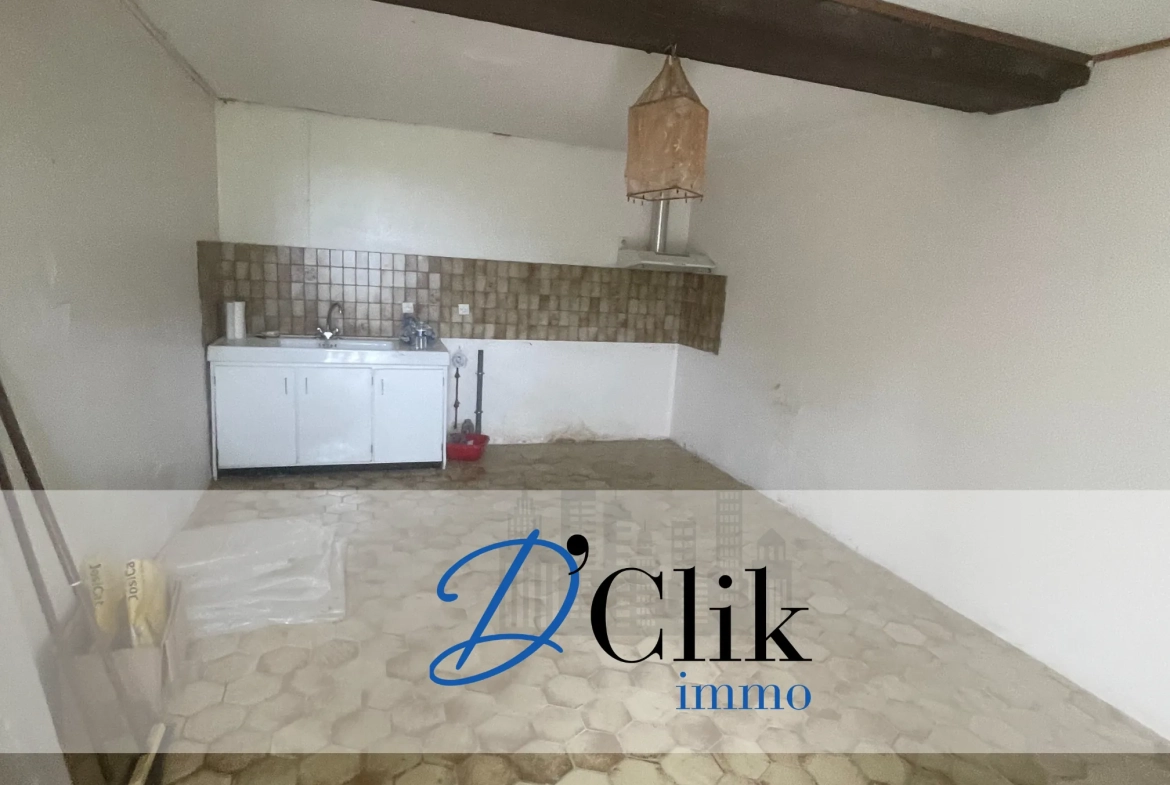 Maison à rénover de 117 m² à Genest Saint Isle – Charmante longère en pierre 