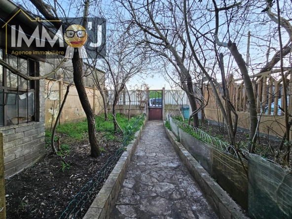 Maison ou immeuble à Nancy avec grand potentiel, jardins et vue canal