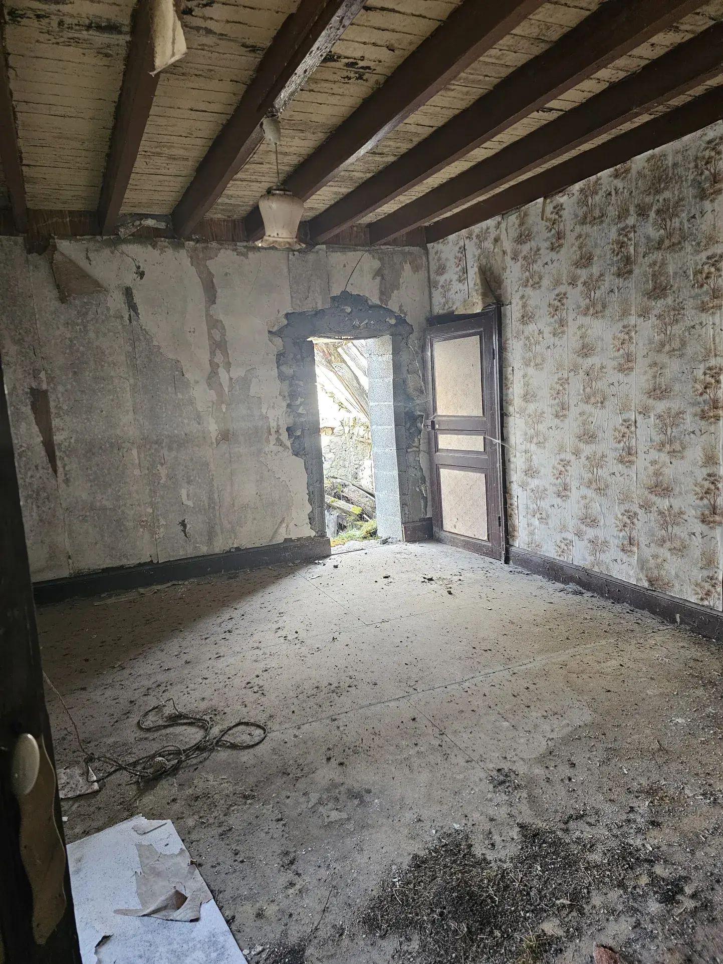 Maison à rénover avec tour, garage et jardins à Vicq dans l'Allier 