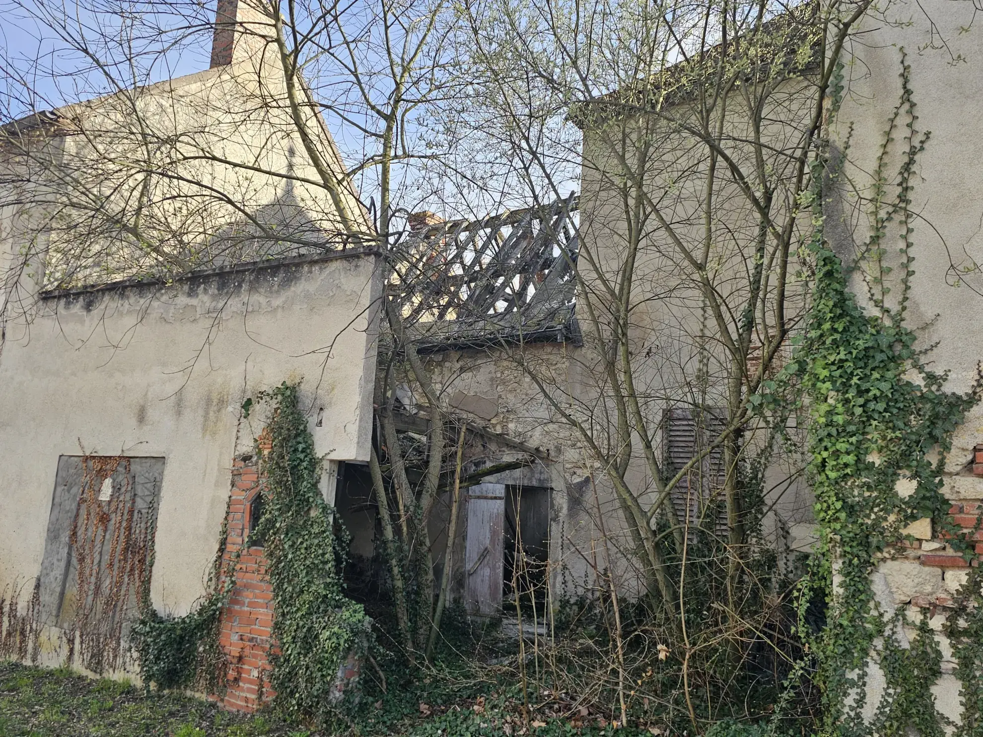 Maison à rénover avec tour, garage et jardins à Vicq dans l'Allier 