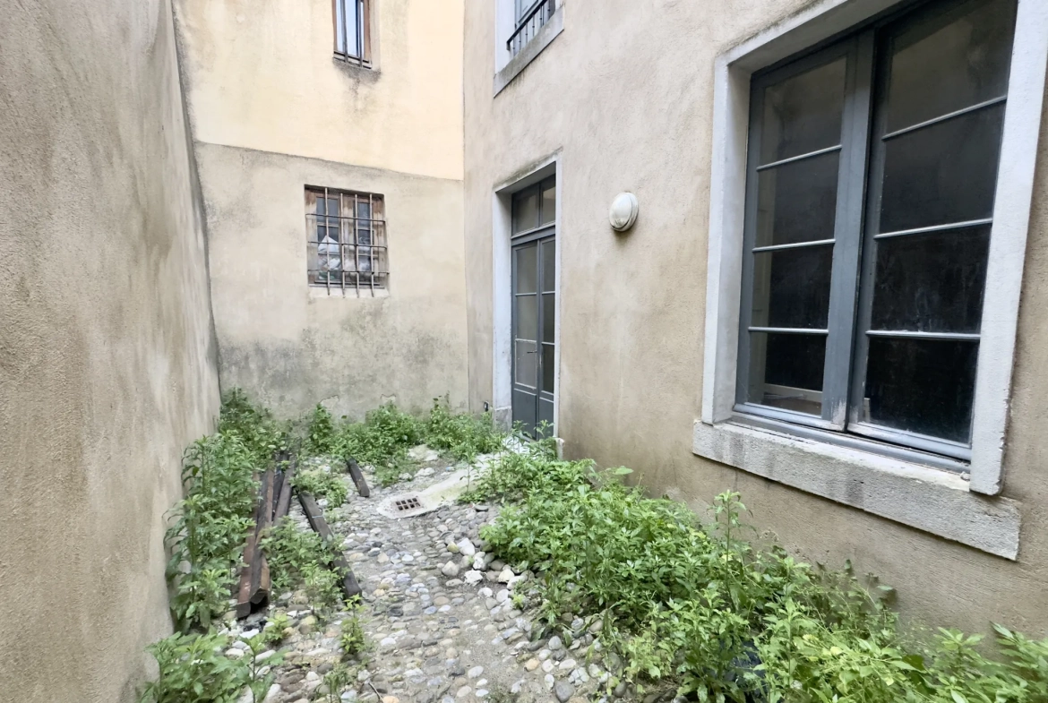 Investissez dans cet immeuble de 135 m² avec deux appartements à Carcassonne 