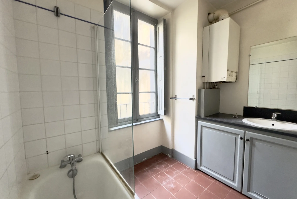 Investissez dans cet immeuble de 135 m² avec deux appartements à Carcassonne 