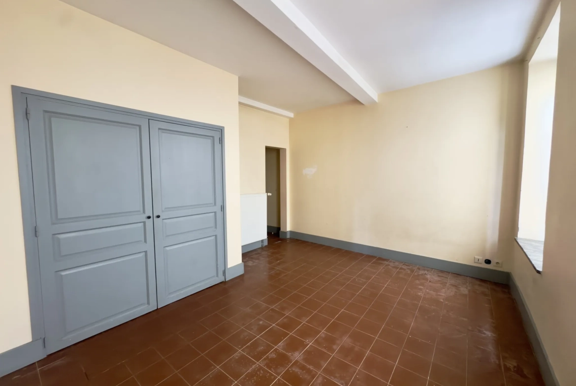 Investissez dans cet immeuble de 135 m² avec deux appartements à Carcassonne 
