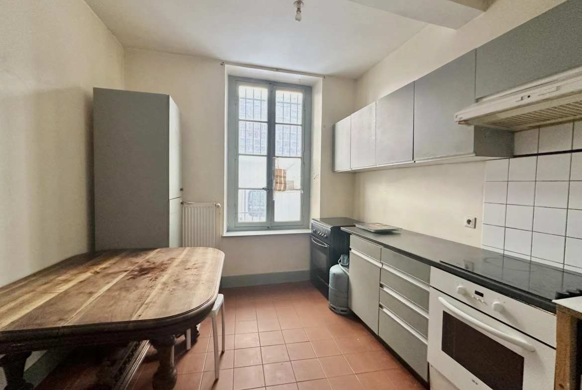 Investissez dans cet immeuble de 135 m² avec deux appartements à Carcassonne 