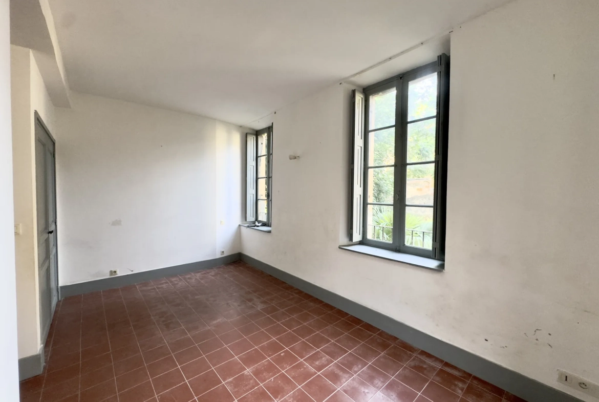 Investissez dans cet immeuble de 135 m² avec deux appartements à Carcassonne 