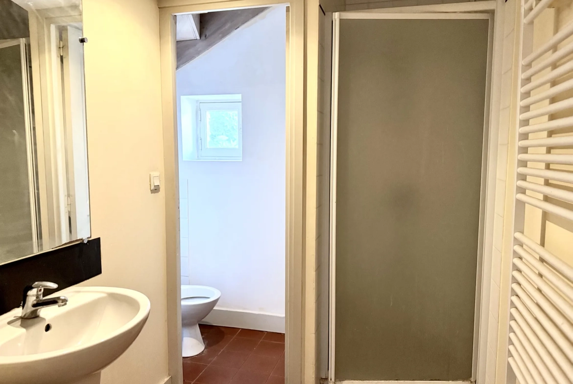 Investissez dans cet immeuble de 135 m² avec deux appartements à Carcassonne 