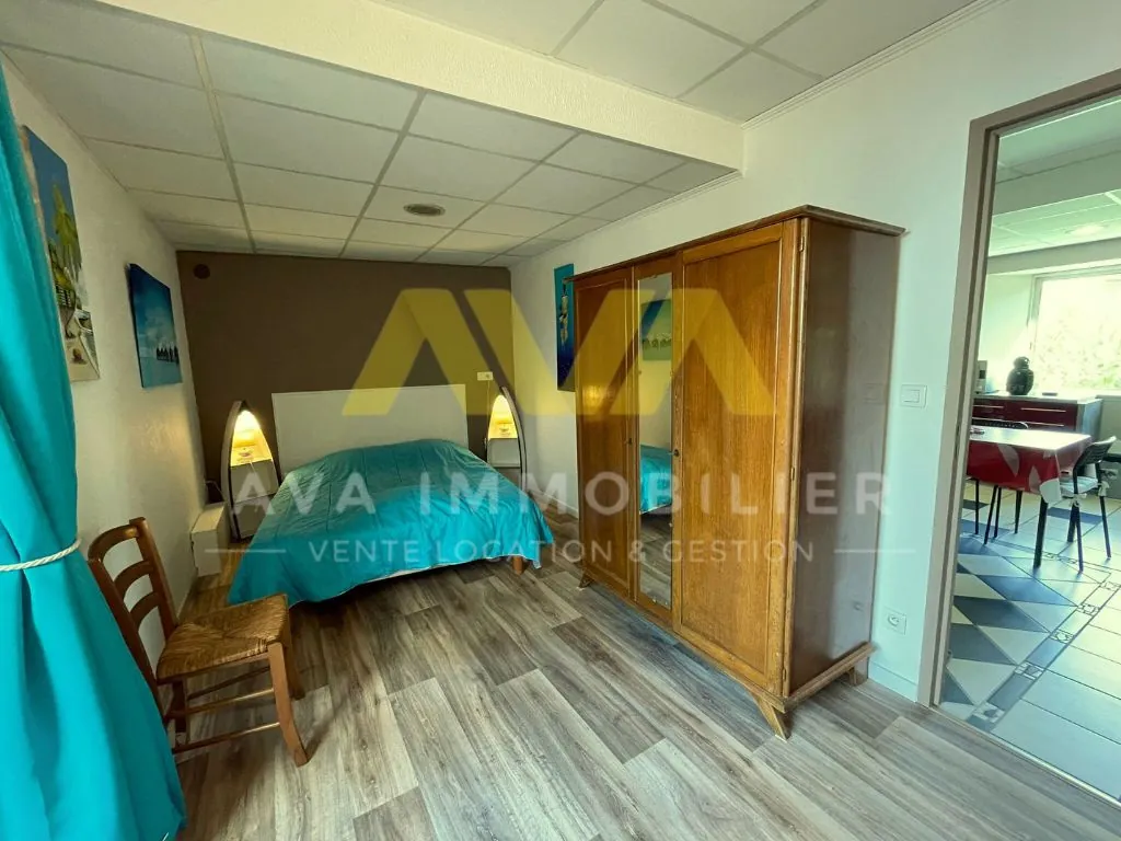 Grande maison avec local commercial, T2 indépendant et parking à Mauleon Licharre 